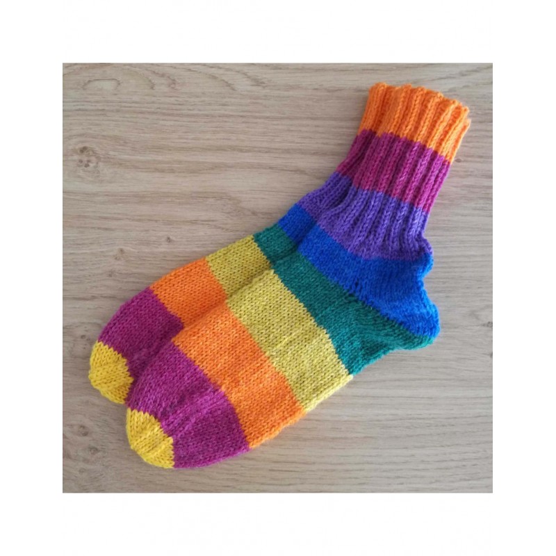 handgestrickte Socken in Öko Regenbogenwolle